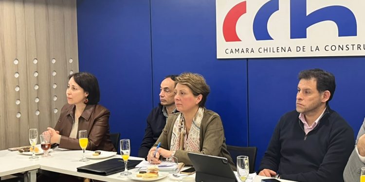 Mesa Ciudades 2026 reunió a actores públicos y privados para abordar los desafíos urbanos y de conectividad del Maule
