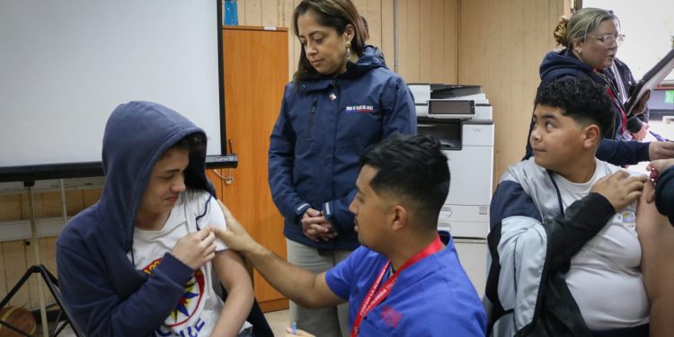 Maule alcanza el primer lugar nacional de vacunación escolar en 8° básico