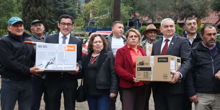 Propietarios forestales de la región del Maule reciben maquinarias para manejo sustentable del bosque nativo y dendroenergía