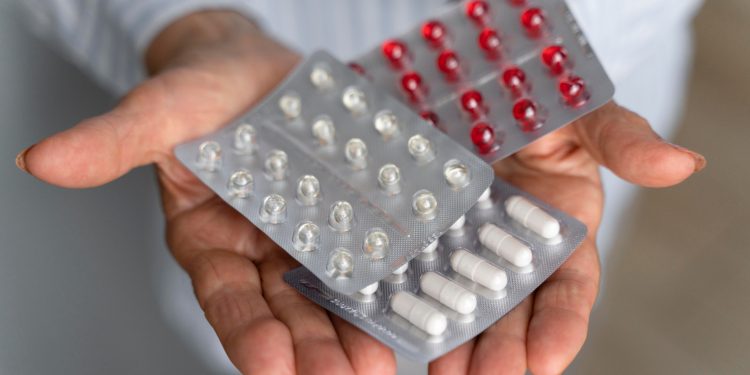 Venta de medicamentos en locales masivos: Académicos alertan sobre graves riesgos para la salud pública