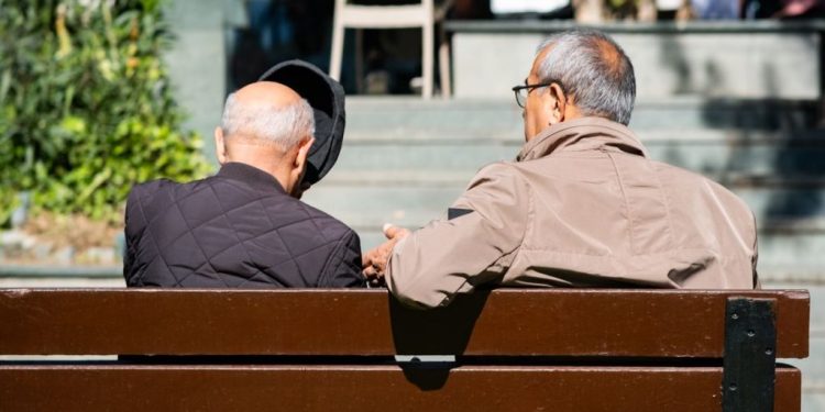 Enjevecimiento de la población: En Chile viven 3.665.028 personas de 60 años o más, equivalentes al 19,8% de residentes