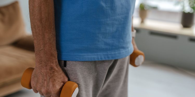 ¿Qué es la sarcopenia y cómo puede afectar el camino hacia la vejez?