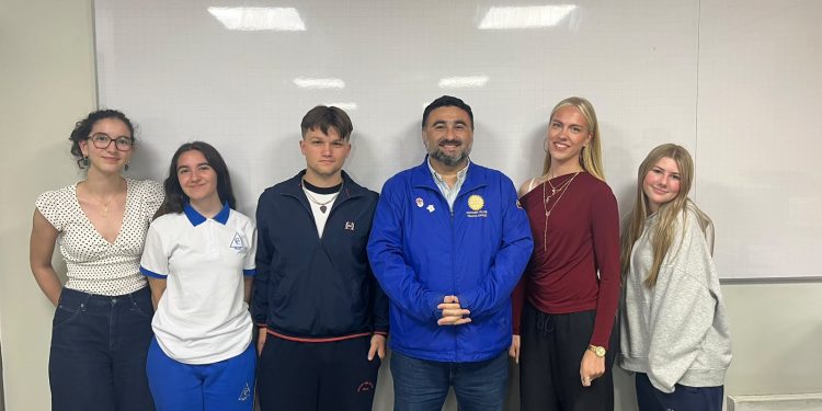 ​Jóvenes de intercambio de Rotary aprenden español en la Universidad Autónoma
