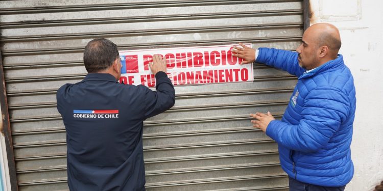 Clausuran dos “mall chinos” en Molina tras fiscalización conjunta entre Delegación Presidencial y el municipio