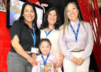  Fundación Hacer Visible lo Invisible entrega lanyards a Salomé y a su madre cuidadora en Pencahue