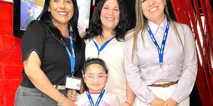  Fundación Hacer Visible lo Invisible entrega lanyards a Salomé y a su madre cuidadora en Pencahue
