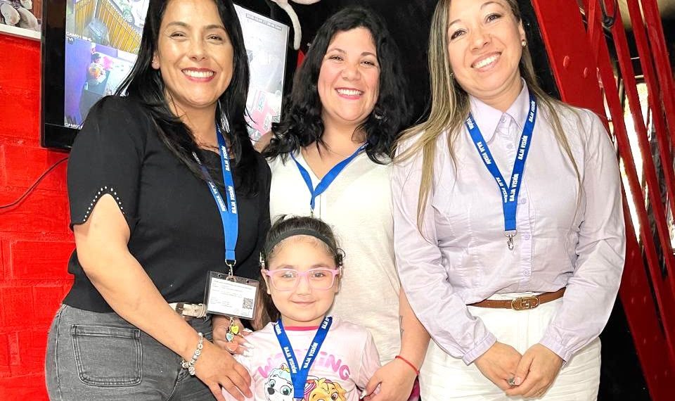  Fundación Hacer Visible lo Invisible entrega lanyards a Salomé y a su madre cuidadora en Pencahue