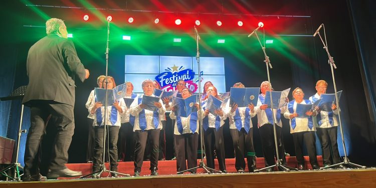 Teatro lleno y mucho talento marcaron el Primer Festival de Talento de Personas Mayores 2026