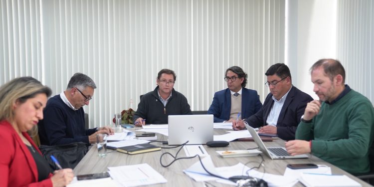 Maule defiende su presupuesto 2027 y advierte que recorte de $10 mil millones pone en riesgo inversiones clave