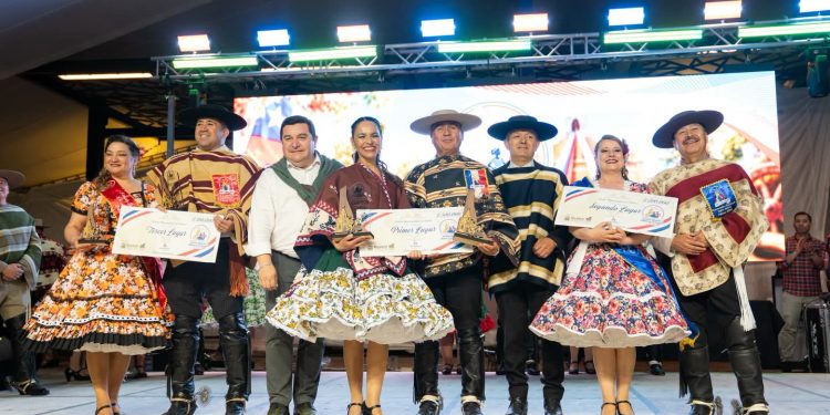 Pelarco coronó a los nuevos campeones nacionales de cueca súper senior