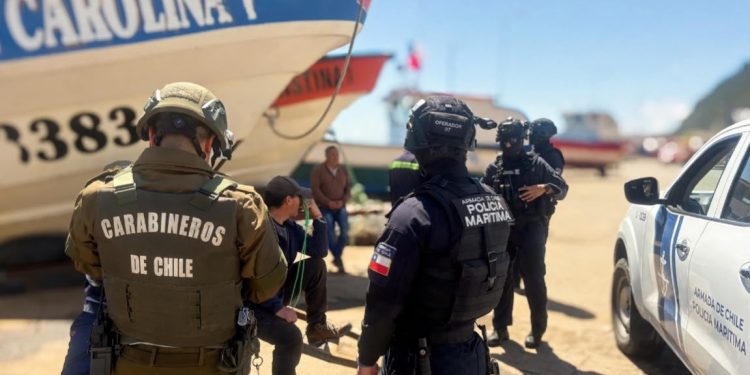 Carabineros y Armada refuerzan controles preventivos en el puerto de Constitución