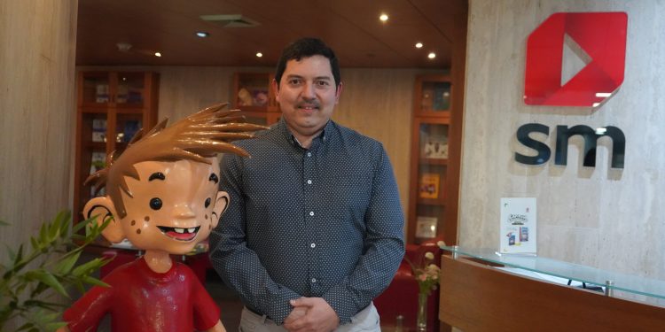 Novela de Víctor Salinas gana vigésima edición del Premio El Barco de Vapor en Chile