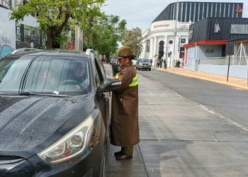 Carabineros refuerza campaña preventiva para evitar robos de objetos desde vehículos en el centro de Talca