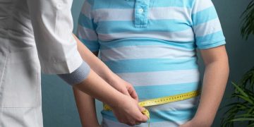 OMS alerta por alza de obesidad infantil: cómo reconocer y actuar cuando un niño está sufriendo emocionalmente