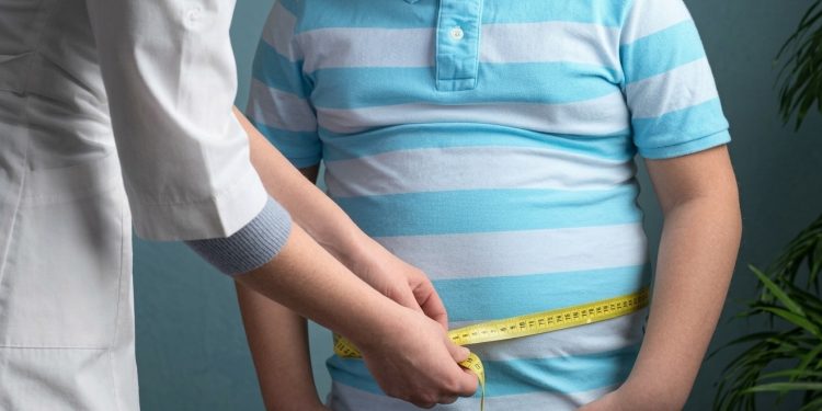 OMS alerta por alza de obesidad infantil: cómo reconocer y actuar cuando un niño está sufriendo emocionalmente