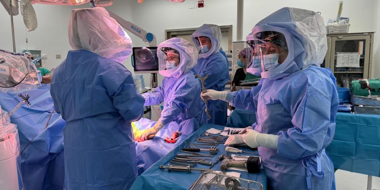 Hospital Regional aplica nueva tecnología robótica para cirugías de rodilla