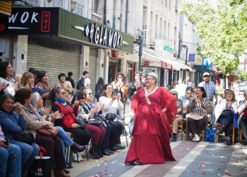 Personas mayores protagonizan aplaudido desfile de modas en paseo peatonal de Talca