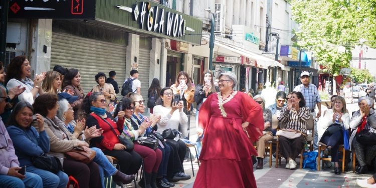 Personas mayores protagonizan aplaudido desfile de modas en paseo peatonal de Talca