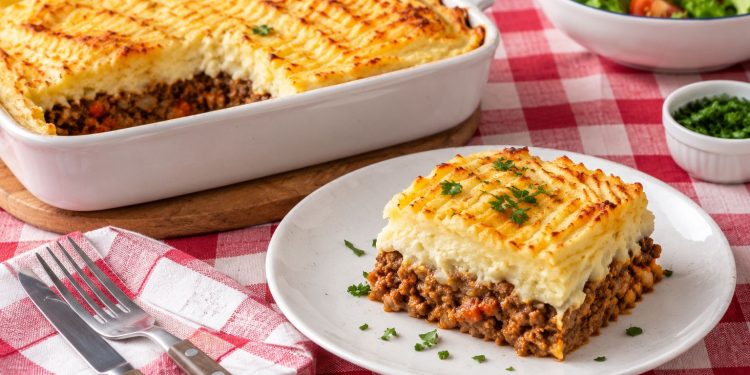 La carne picada celebra su día como la reina del ahorro y la versatilidad: Receta de un exquisito pastel de papas