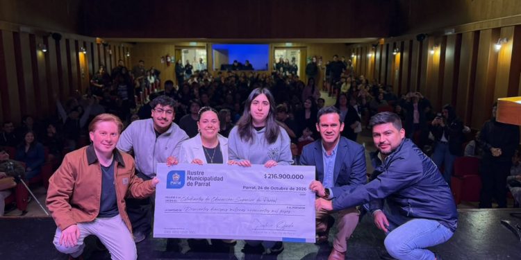 Municipalidad de Parral entrega 281 becas a estudiantes de la educación superior