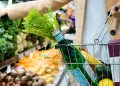 Los chilenos se aprietan el cinturón de cara al 2027: ajustan sus gastos y se vuelven más selectivos al comprar