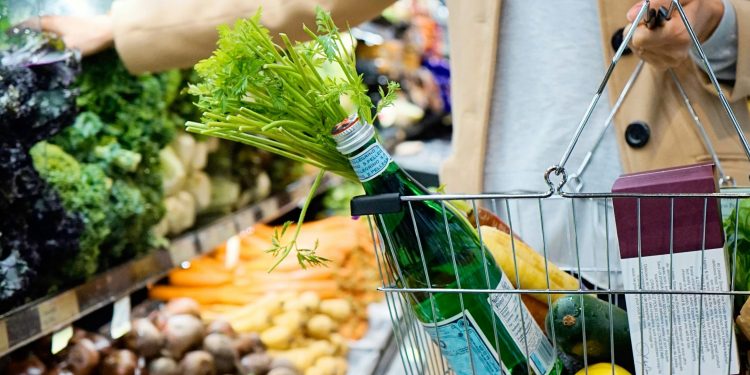 Los chilenos se aprietan el cinturón de cara al 2027: ajustan sus gastos y se vuelven más selectivos al comprar
