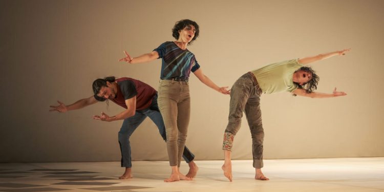 “Maneras de Salir”: Espectáculo gratuito de danza contemporánea a cargo de Varinia Canto Vila en el Teatro Municipal de Constitución