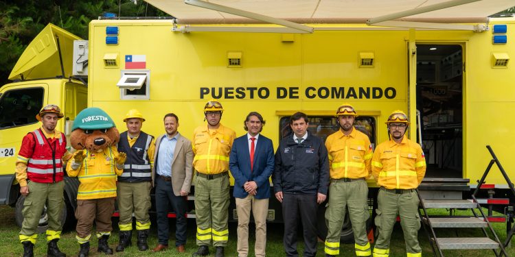 Gobernador Regional se compromete a la compra de nuevas unidades para Conaf