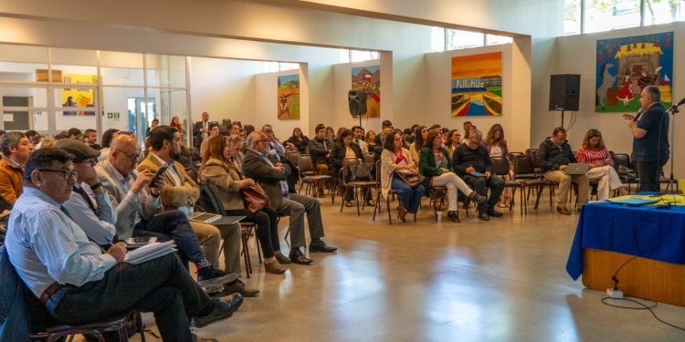 Directores de los 83 establecimientos del SLEP Maule Costa afianzan liderazgo y gestión en nueva conferencia territorial